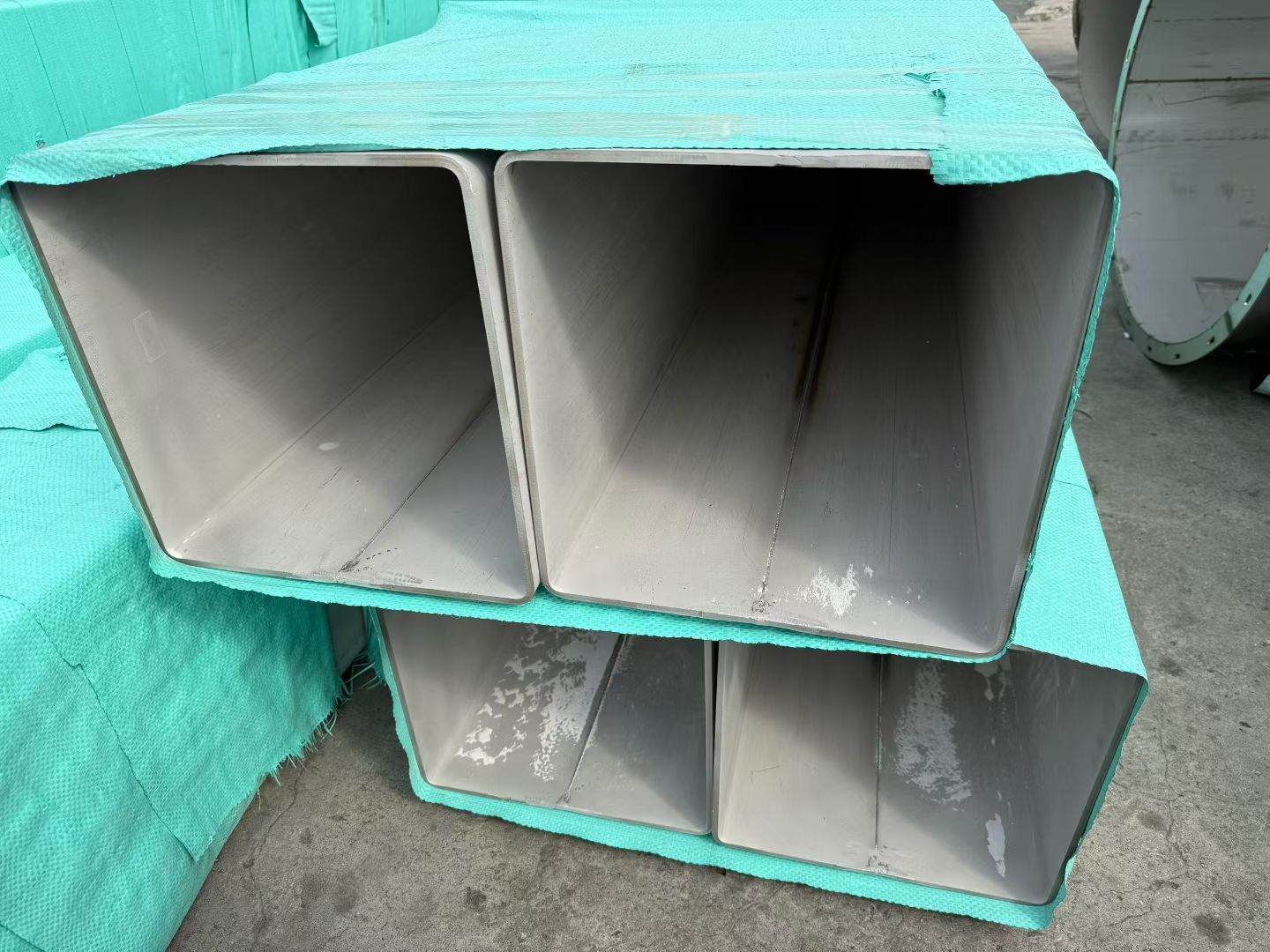 Derniers blogs de l'entreprise sur Que sont les tuyaux soudés à double couture ? Analyse du processus de 304 tubes carrés et rectangulaires de grand diamètre